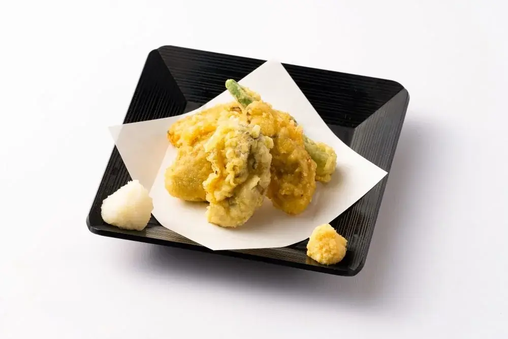 資さんうどん『春の牡蠣＆つるねば祭』開催！牡蠣の天ぷらを盛り合わせに。待望の“もずくうどん”が「もずく・めかぶうどん」になって登場！【3/5（木）スタート】 画像 6