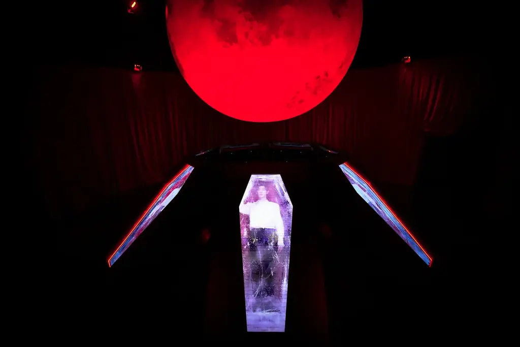 ENHYPENの没入型ミュージアム『House of Vampire』、JUNGWONとJAYの来場時映像を公開！メンバーが会場で購入した「プレゼント企画」を会期終了まで実施中 画像 6