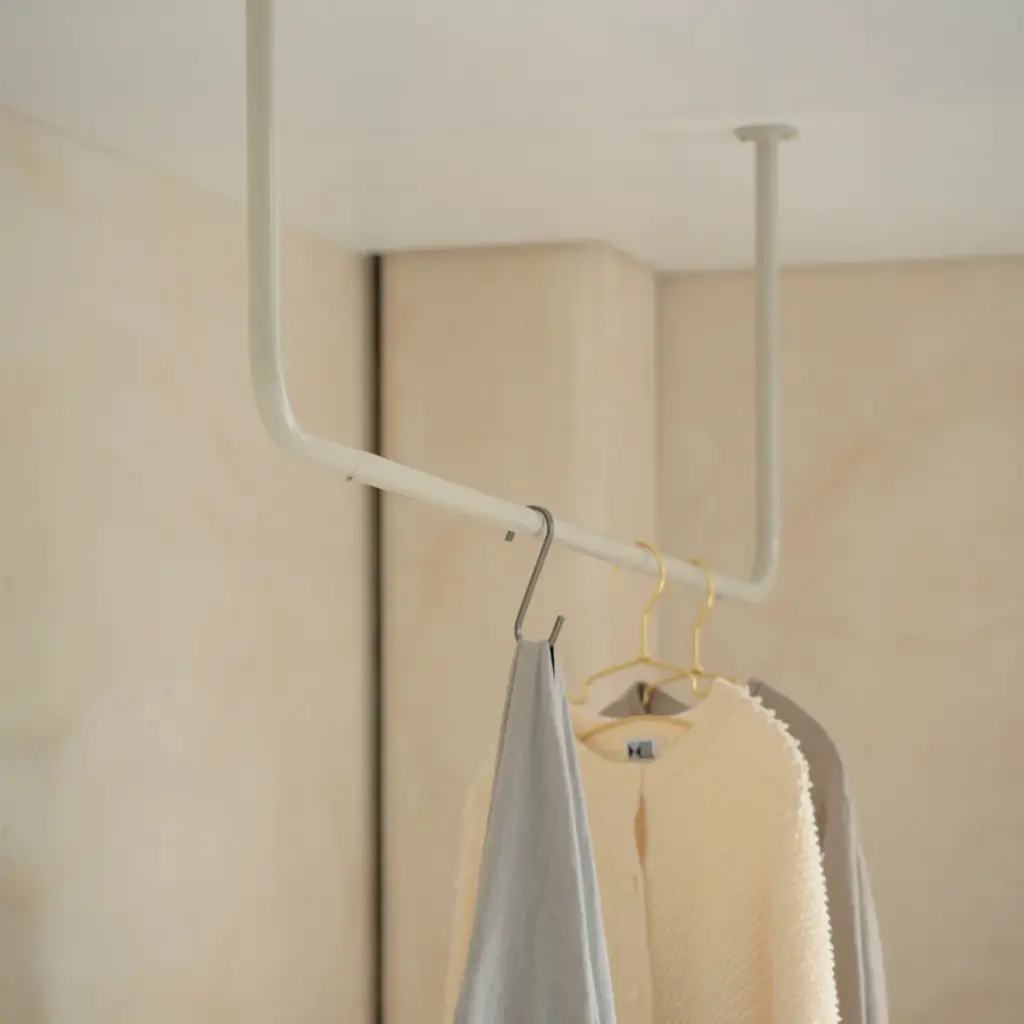 天吊りハンガーバーに新色「グレージュ」登場、室内干しに馴染む