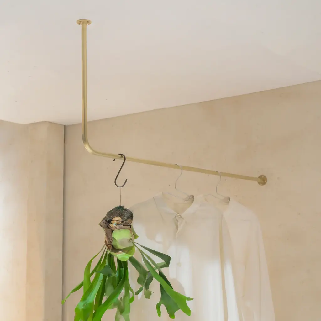 生活感がにじみやすい室内干しを、すっきりと美しく。天吊りハンガーバーに新色「グレージュ」登場 画像 10