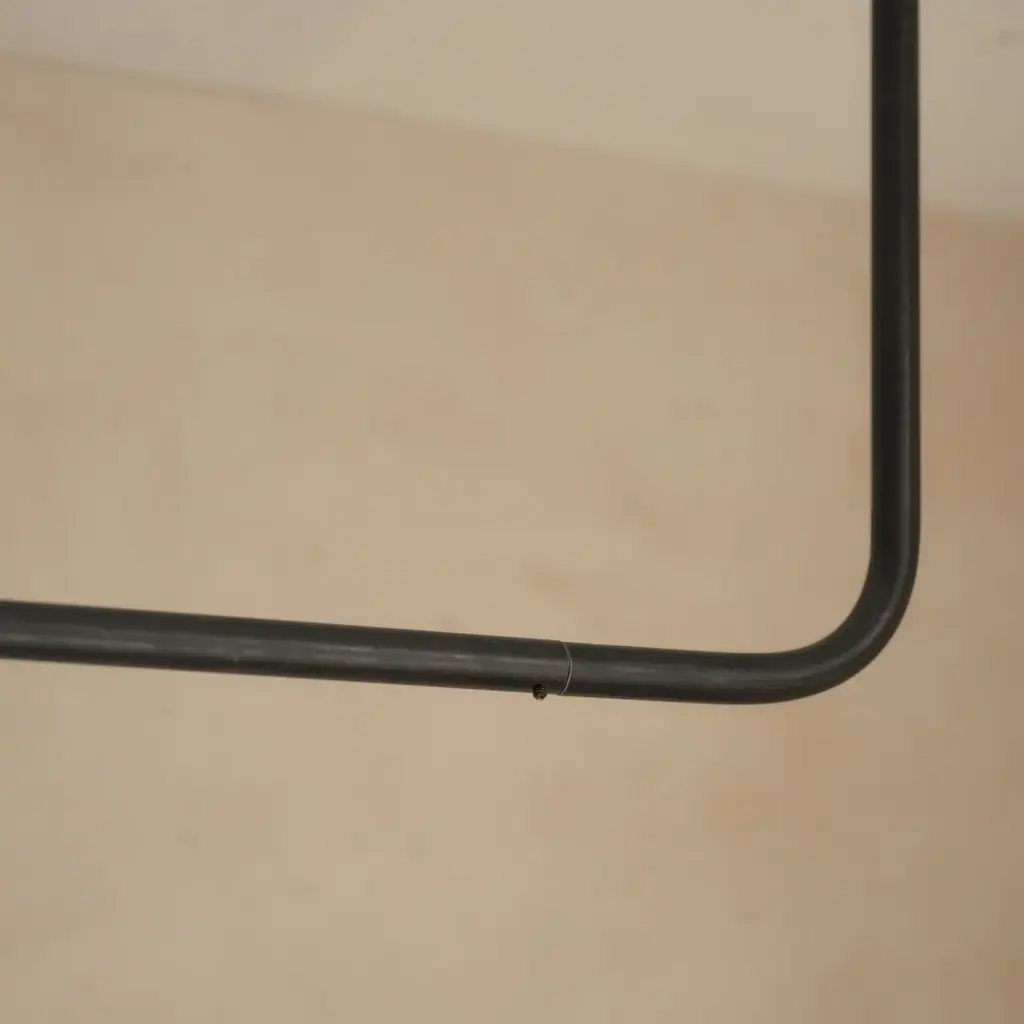 生活感がにじみやすい室内干しを、すっきりと美しく。天吊りハンガーバーに新色「グレージュ」登場 画像 11