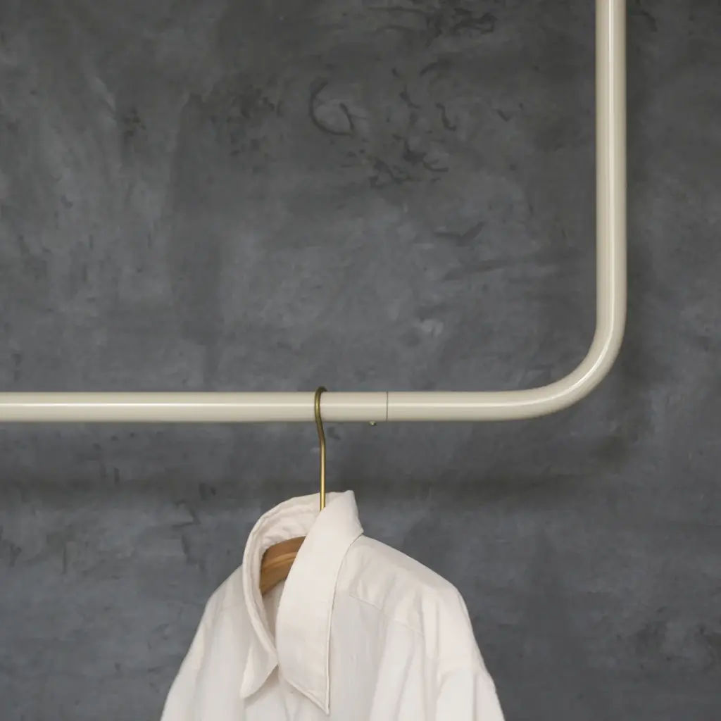 生活感がにじみやすい室内干しを、すっきりと美しく。天吊りハンガーバーに新色「グレージュ」登場 画像 2
