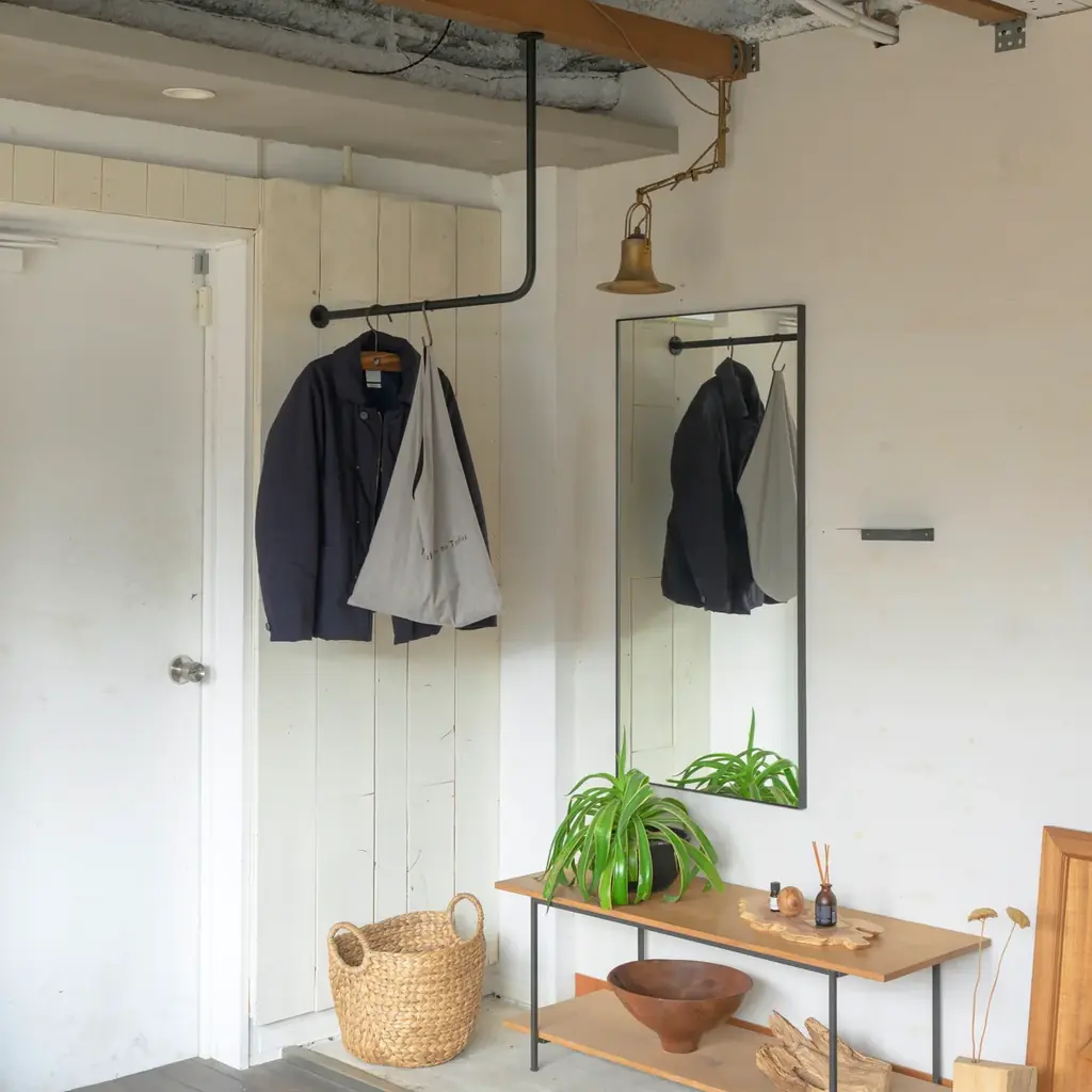 生活感がにじみやすい室内干しを、すっきりと美しく。天吊りハンガーバーに新色「グレージュ」登場 画像 6