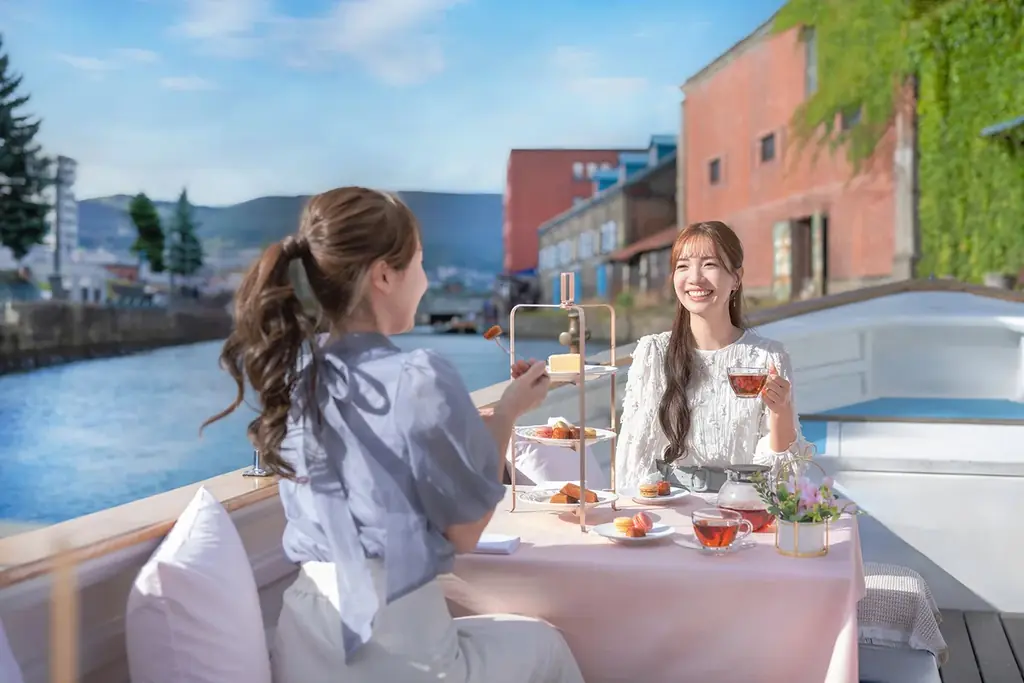 【OMO5小樽】芽吹きの春、お花見気分で船上ティータイムを楽しむ「小樽運河アフタヌーンティークルージング」開催 画像 2