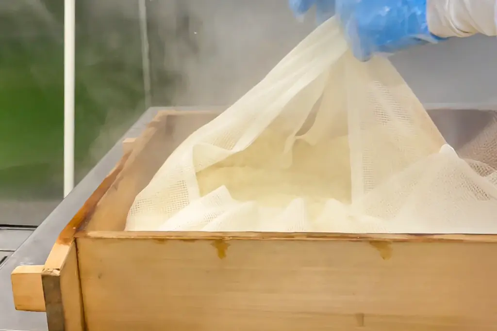 【春のお彼岸フェア】期間限定スイーツが集結！新作「桜ロール」と「よもぎ棒餅・ぼた餅・大きな苺大福」3/6登場！ 画像 8