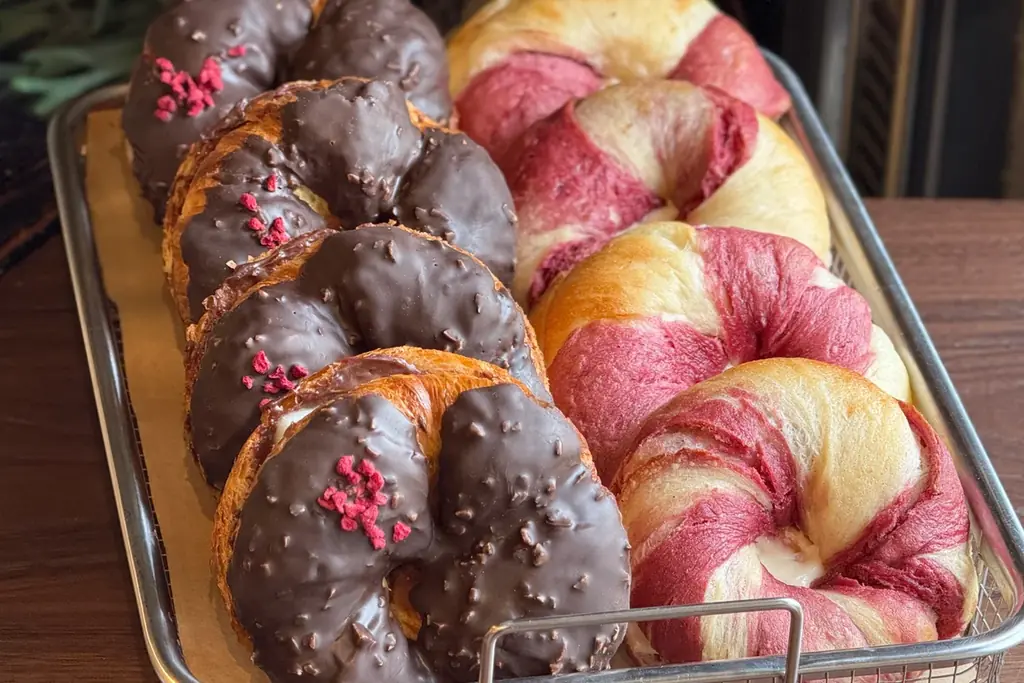 韓国トレンド「クロワッサン×お餅」のクロッチ生ベーグルと、生苺と自家製練乳クリームの春限定生ベーグル、新登場！ 画像 1