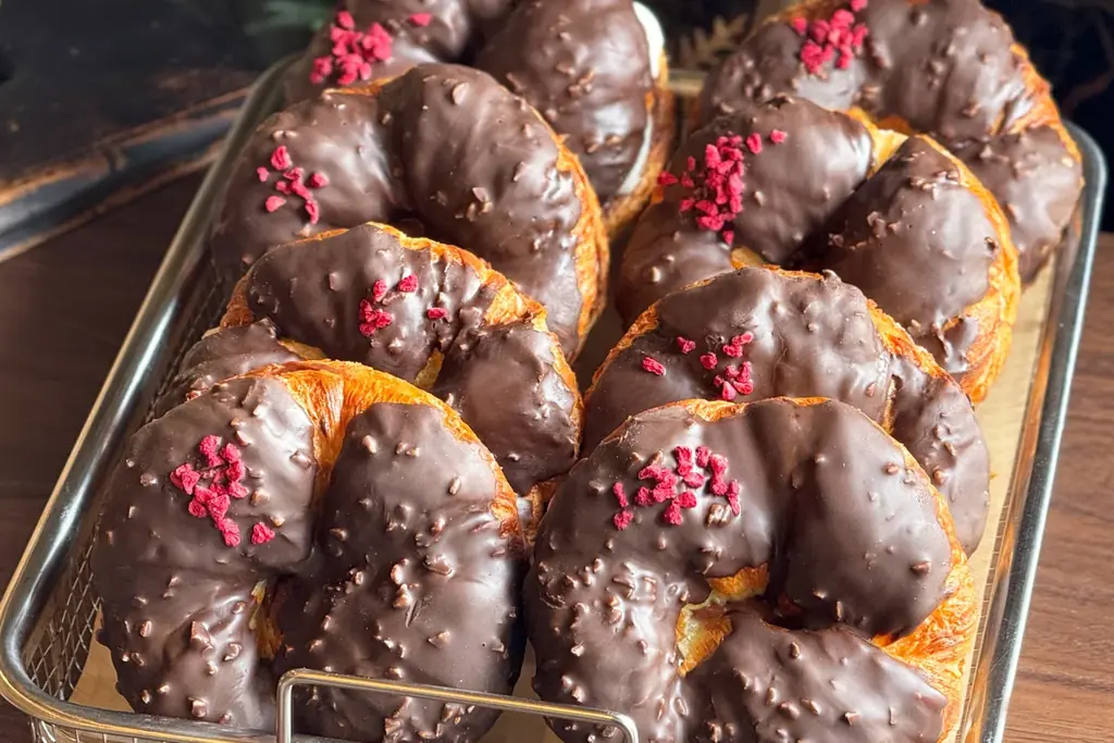 韓国トレンド「クロワッサン×お餅」のクロッチ生ベーグルと、生苺と自家製練乳クリームの春限定生ベーグル、新登場！ 画像 2