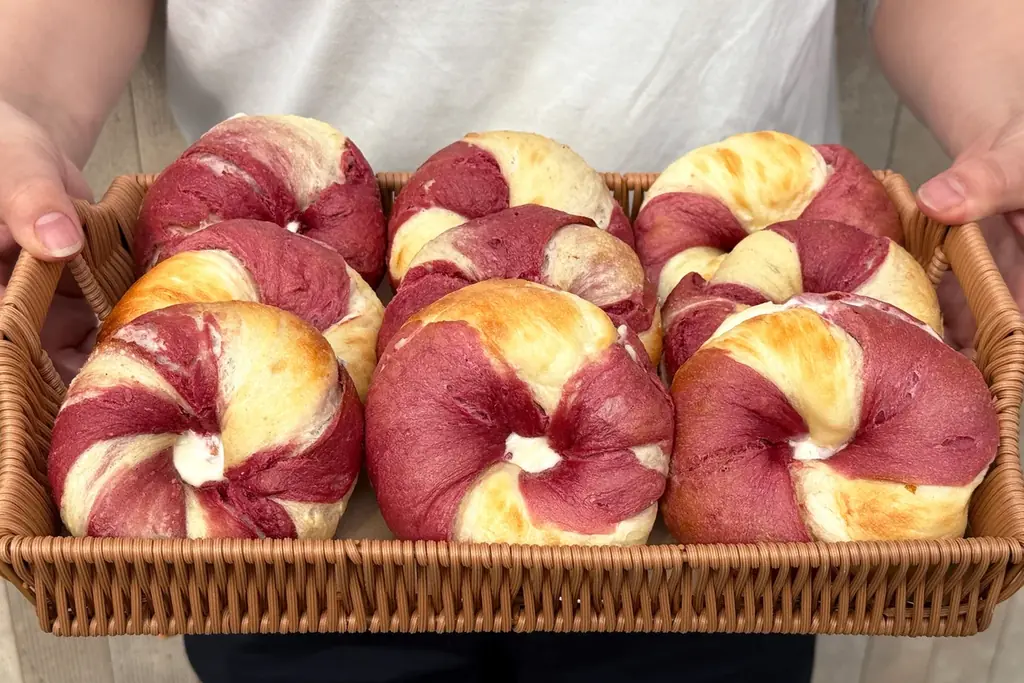 韓国トレンド「クロワッサン×お餅」のクロッチ生ベーグルと、生苺と自家製練乳クリームの春限定生ベーグル、新登場！ 画像 3