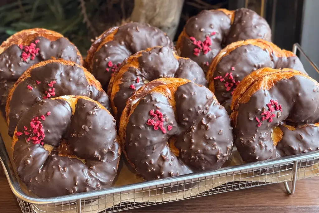 韓国トレンド「クロワッサン×お餅」のクロッチ生ベーグルと、生苺と自家製練乳クリームの春限定生ベーグル、新登場！ 画像 4