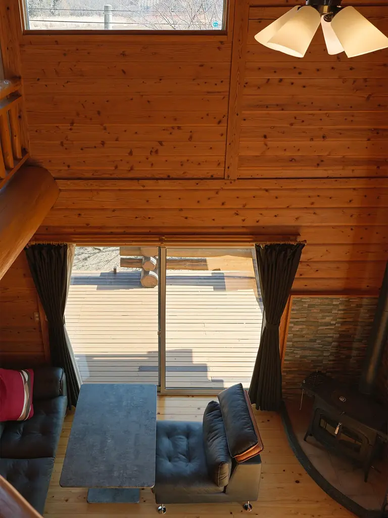 【熊本県初】名建築が大人の隠れ家に。日本ログハウス・オブ・ザ・イヤー受賞、絵画が迎えるログハウスで寛ぎ、遊び、ととのう。ペットと泊まれる一棟貸し「南阿蘇 林画邸 LOG HOUSE」プレオープン 画像 13