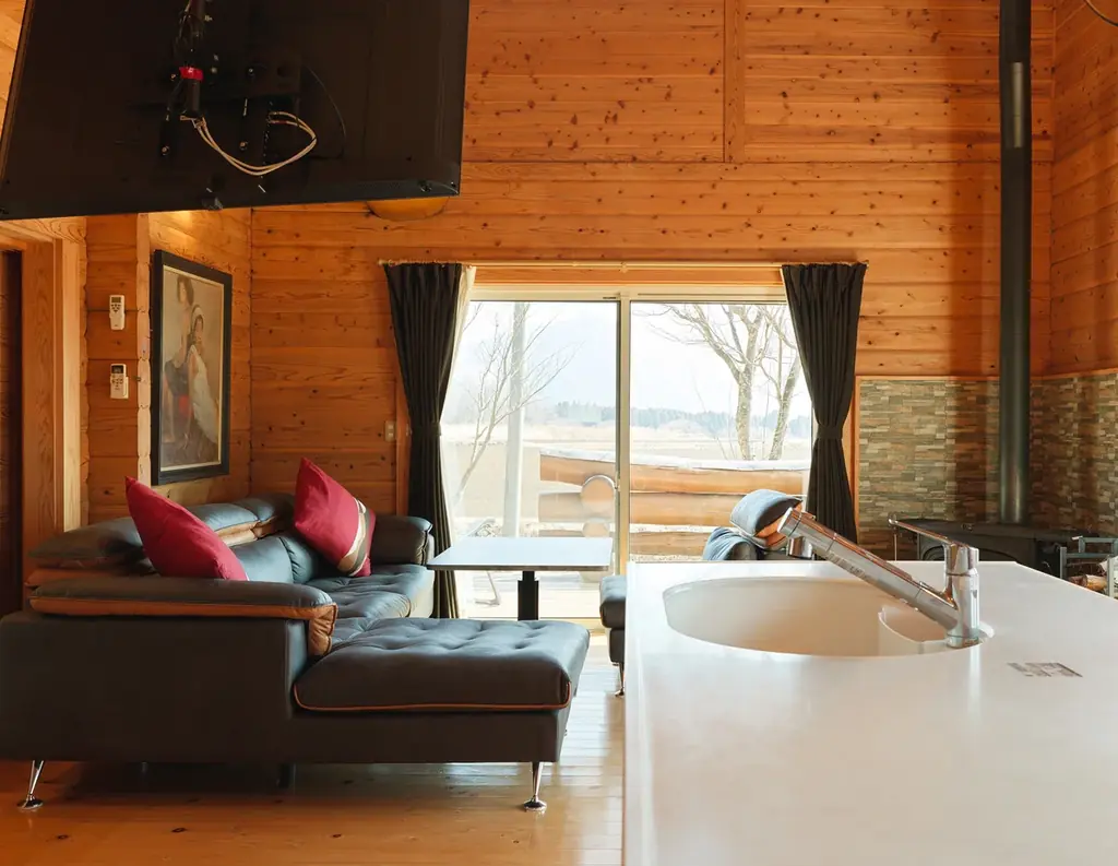 【熊本県初】名建築が大人の隠れ家に。日本ログハウス・オブ・ザ・イヤー受賞、絵画が迎えるログハウスで寛ぎ、遊び、ととのう。ペットと泊まれる一棟貸し「南阿蘇 林画邸 LOG HOUSE」プレオープン 画像 14