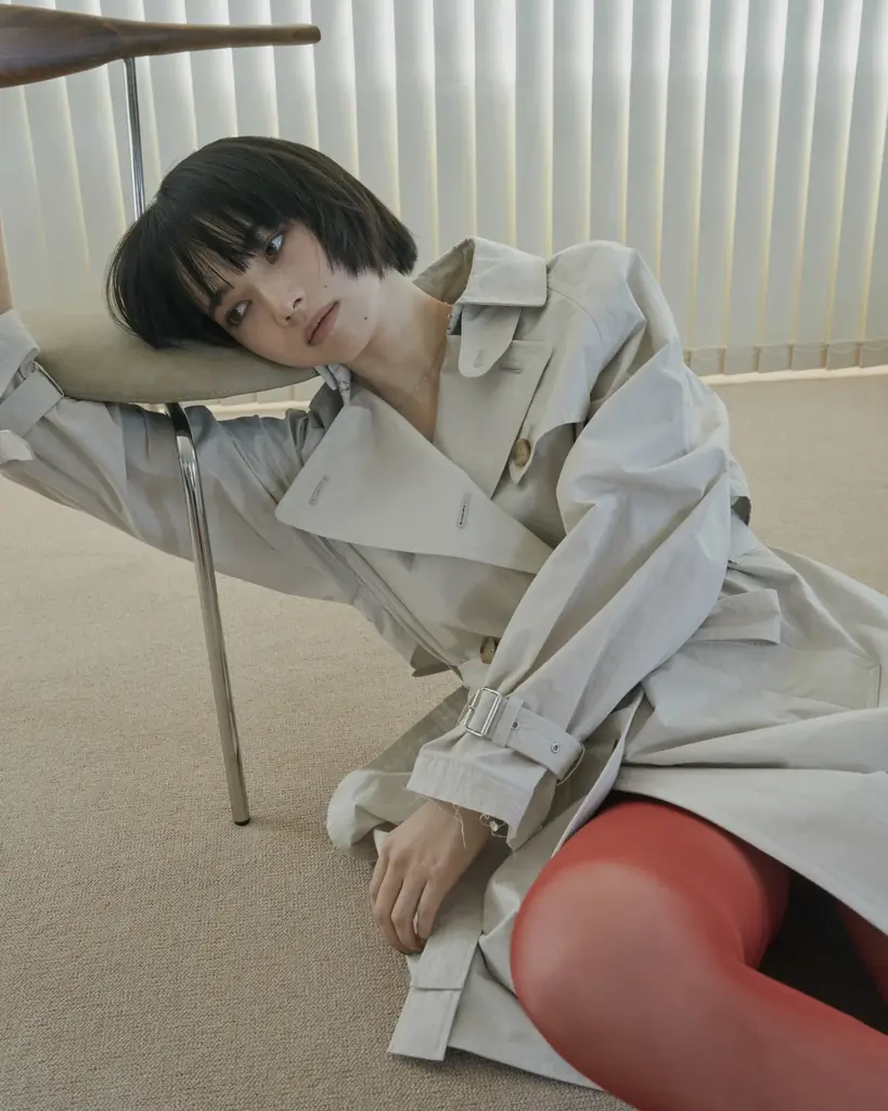 Nana Komatsu × ATTISESSION、モデル・俳優 小松菜奈が魅せる、しなやかなレディモード、2026 年春夏コレクションの世界観を纏う最新ビジュアルを3月5日（木）より公開 画像 4