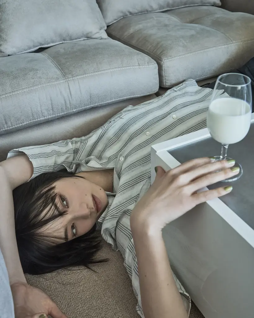 Nana Komatsu × ATTISESSION、モデル・俳優 小松菜奈が魅せる、しなやかなレディモード、2026 年春夏コレクションの世界観を纏う最新ビジュアルを3月5日（木）より公開 画像 5