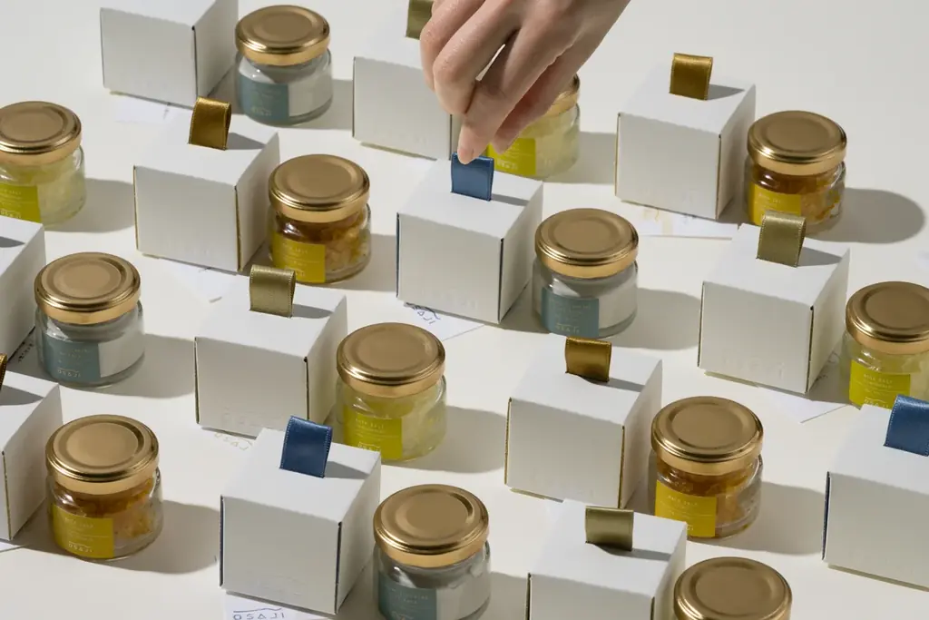 OSAJI（オサジ）、100通りの言葉に出会う”おみくじ付き”バスソルト＆クレイパックのギフトを2026年3月25日（水）より限定発売。 画像 1