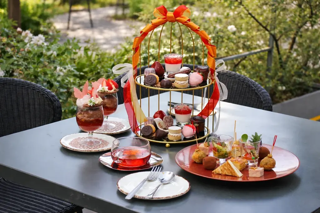 【天王洲・RIDE】好評につき期間延長！真っ赤なリボンに心躍る「いちご×チョコレート・スパニッシュアフタヌーンティー」が4月30日まで土日祝限定で登場 画像 1