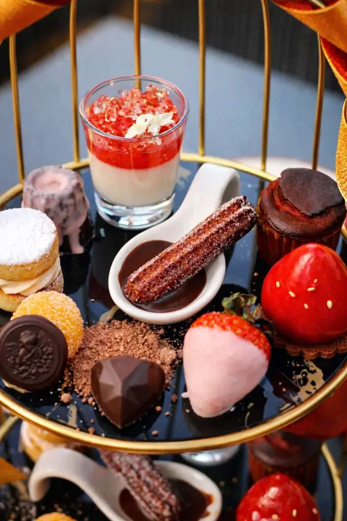 【天王洲・RIDE】好評につき期間延長！真っ赤なリボンに心躍る「いちご×チョコレート・スパニッシュアフタヌーンティー」が4月30日まで土日祝限定で登場 画像 2