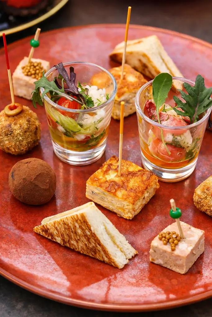 【天王洲・RIDE】好評につき期間延長！真っ赤なリボンに心躍る「いちご×チョコレート・スパニッシュアフタヌーンティー」が4月30日まで土日祝限定で登場 画像 3