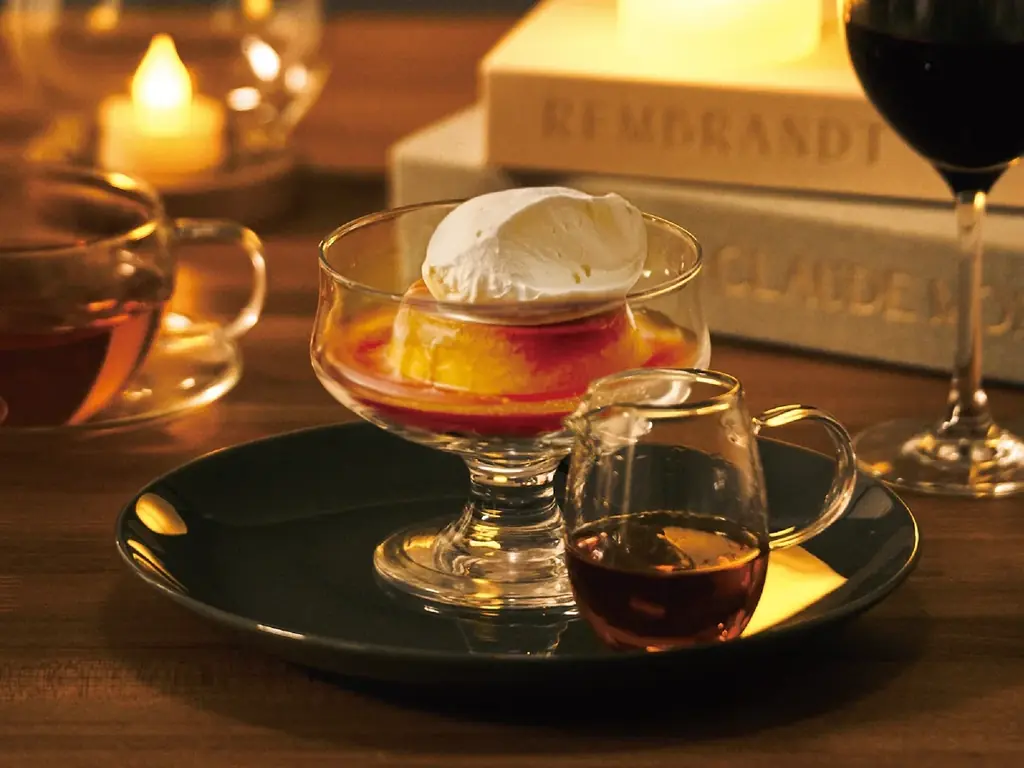 【横浜モアーズ限定】カフェで本格アルコールを楽しむ夜の新習慣。ブランデー香る『かためのプリン』と選べるドリンクセット、3月6日より提供開始 画像 2