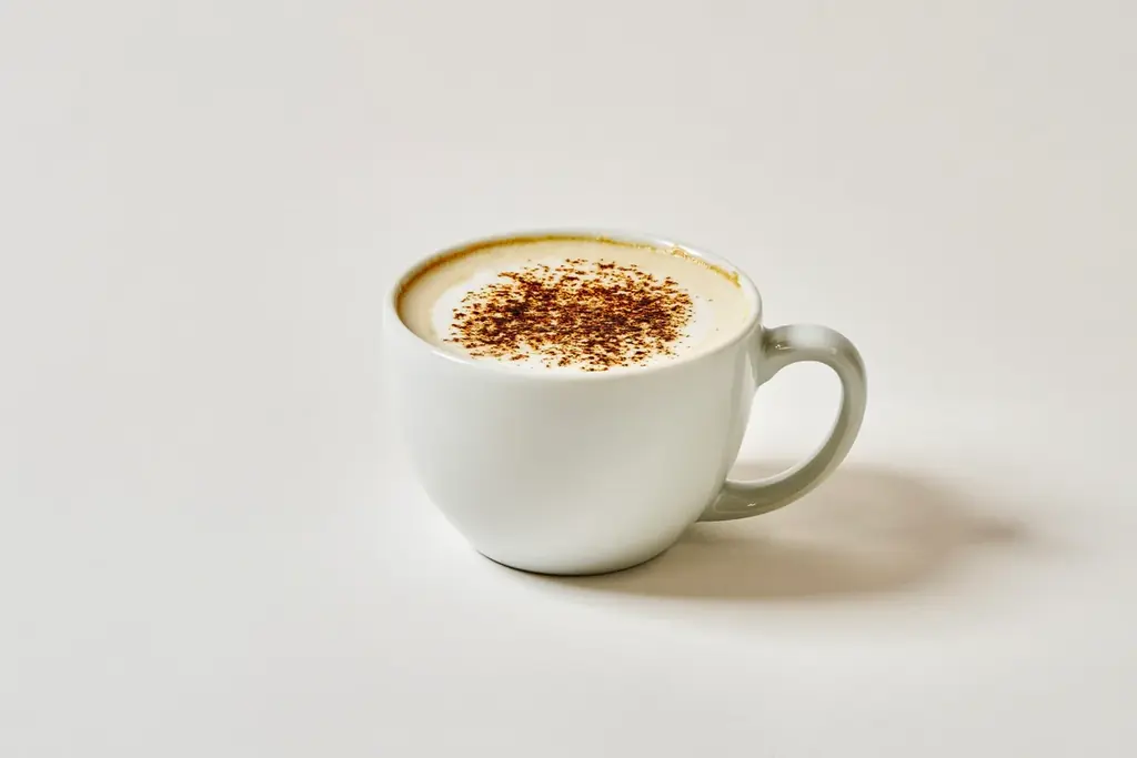 【横浜モアーズ限定】カフェで本格アルコールを楽しむ夜の新習慣。ブランデー香る『かためのプリン』と選べるドリンクセット、3月6日より提供開始 画像 3