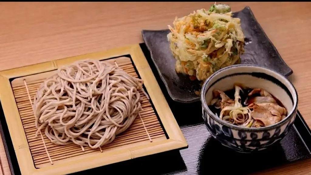 【ＢＳ日テレ】千年の歴史！滋賀県守山市で出会う「幻の伊吹在来そば」　名物「炙り豚つけそば」を豪快に実食！　ドランク塚地が太鼓判「相当美味しい！皆さんマジで食べに来た方がいい」 画像 3