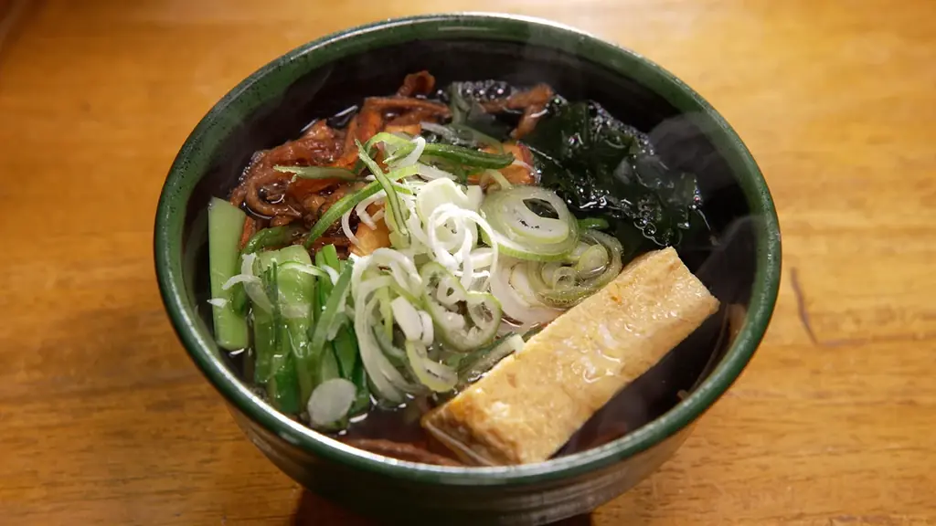 【ＢＳ日テレ】千年の歴史！滋賀県守山市で出会う「幻の伊吹在来そば」　名物「炙り豚つけそば」を豪快に実食！　ドランク塚地が太鼓判「相当美味しい！皆さんマジで食べに来た方がいい」 画像 7