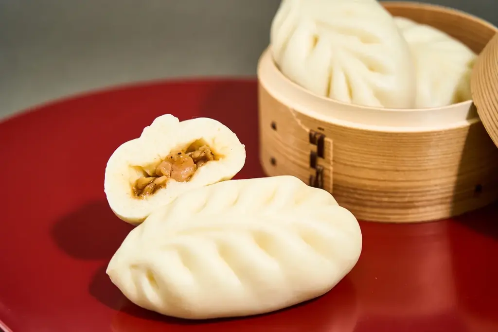 焼きとりの“ゴロっと食感”を楽しめる　手包みで仕上げた「炭火焼きとりまん」が3月10日（火）から発売　こだわりの“ふわもち生地”と本格的な炭火焼きの香りを堪能できる一品 画像 1