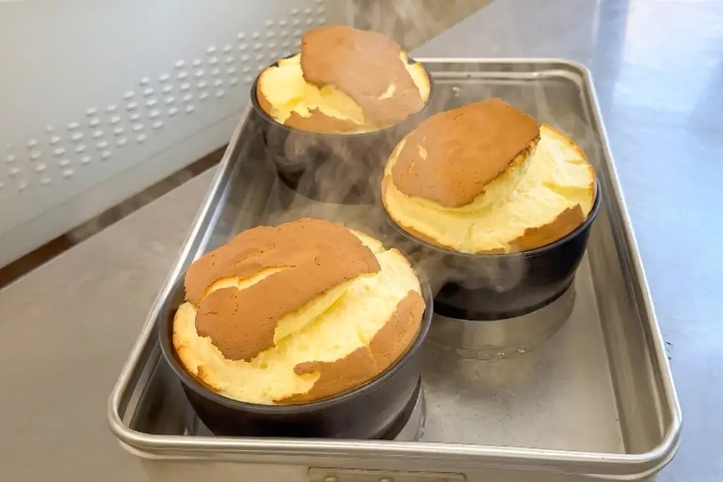 【3/7限定】ふわふわ・シュワシュワ・ぷるん！1日だけの“焼きたて”「チーズズコットケーキ」 画像 5