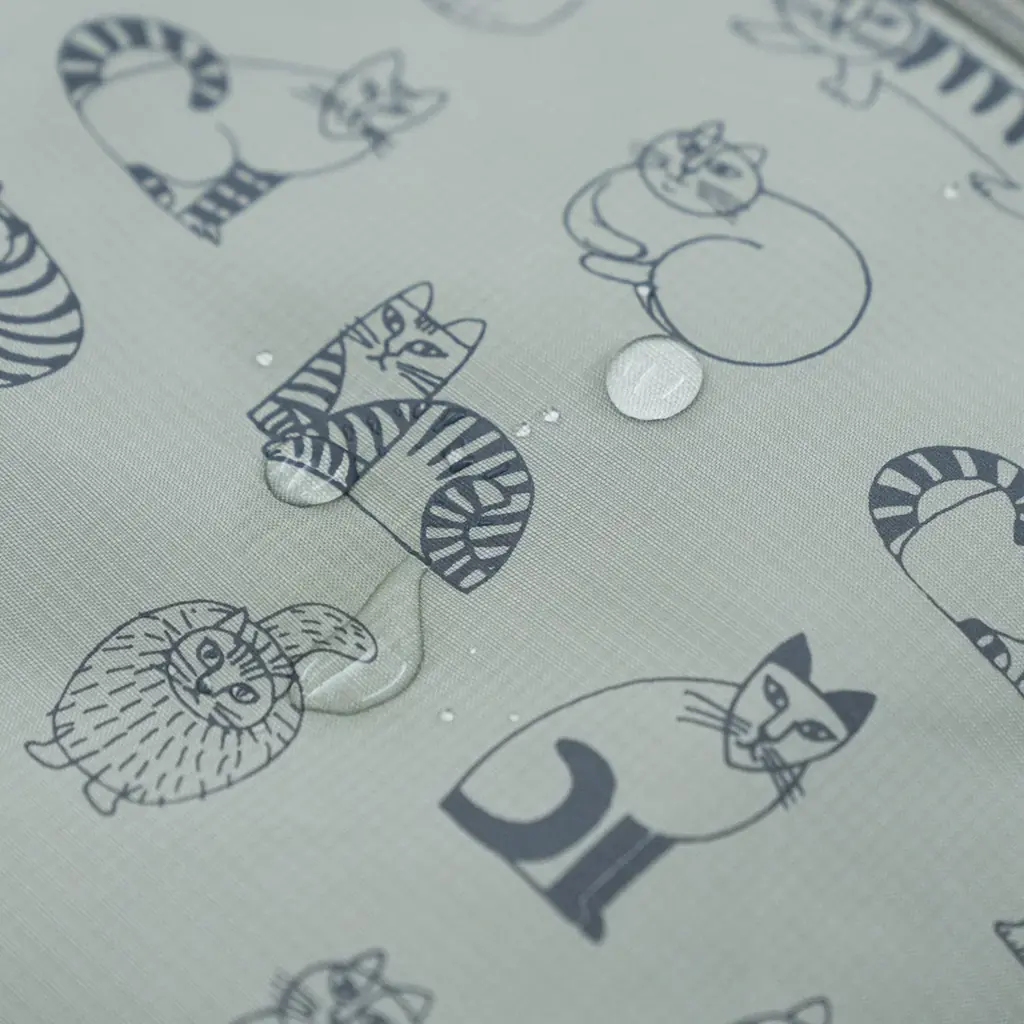 【新発売】リサ・ラーソンの「スケッチねこたち」が軽やかなバッグに。軽量・撥水仕様の新作2型が登場。 画像 5