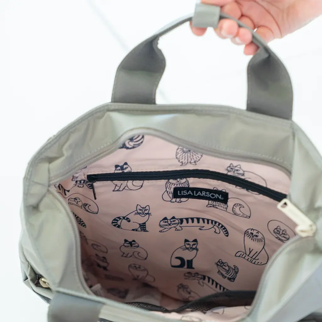 【新発売】リサ・ラーソンの「スケッチねこたち」が軽やかなバッグに。軽量・撥水仕様の新作2型が登場。 画像 6