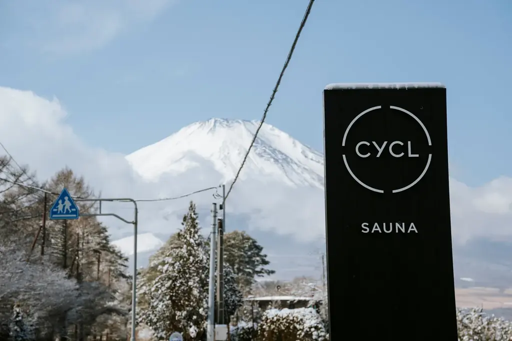 ダルバ×RANGE ROVER、山中湖で日帰りサウナ体験