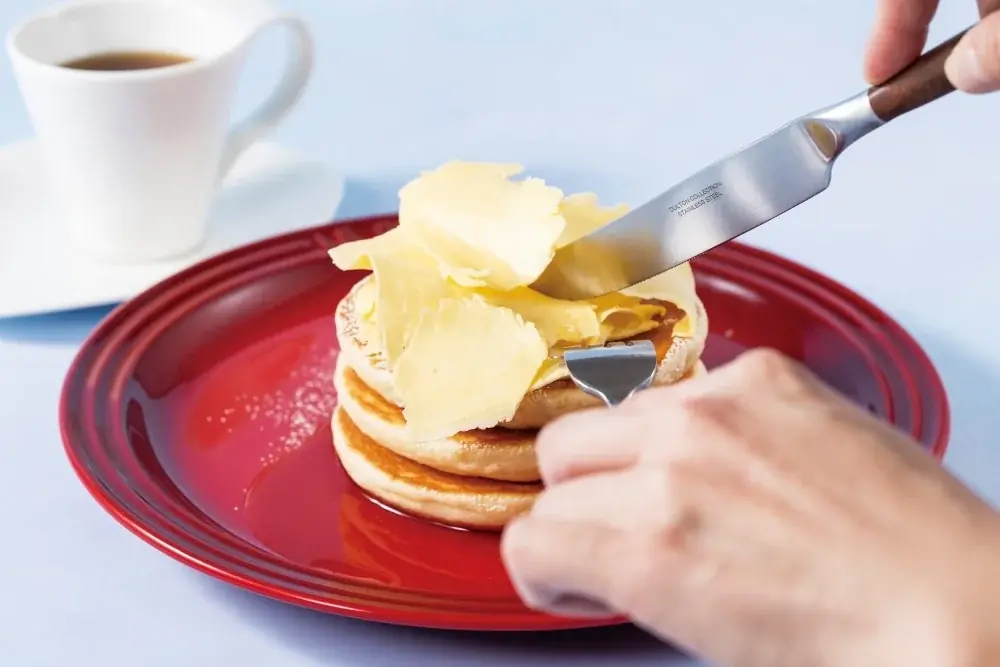 シンプルこそが、究極の贅沢。コクに溺れる「背徳削りバター」パンケーキ登場～3月12日（木）より販売開始。オマール海老香る春の新作なども同時展開～ 画像 5