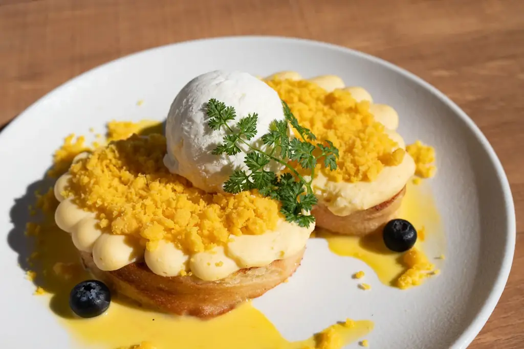 春限定『ミモザフレンチトースト』発売！クリームチーズカスタードとサクサククランブルをのせて 画像 2