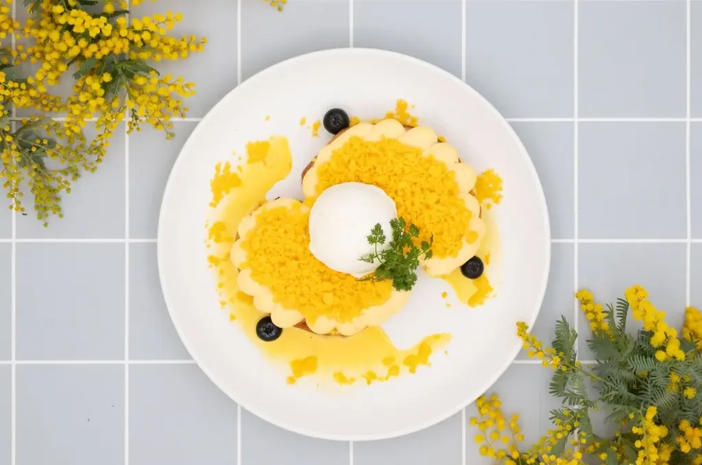 春限定『ミモザフレンチトースト』発売！クリームチーズカスタードとサクサククランブルをのせて 画像 3