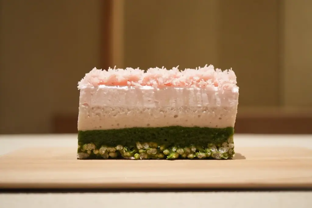 【期間限定】ミシュラン掲載の茶寮「九九九」より、四季を表現する和菓子ケーキ「桜しぐれ」が新登場。 画像 2