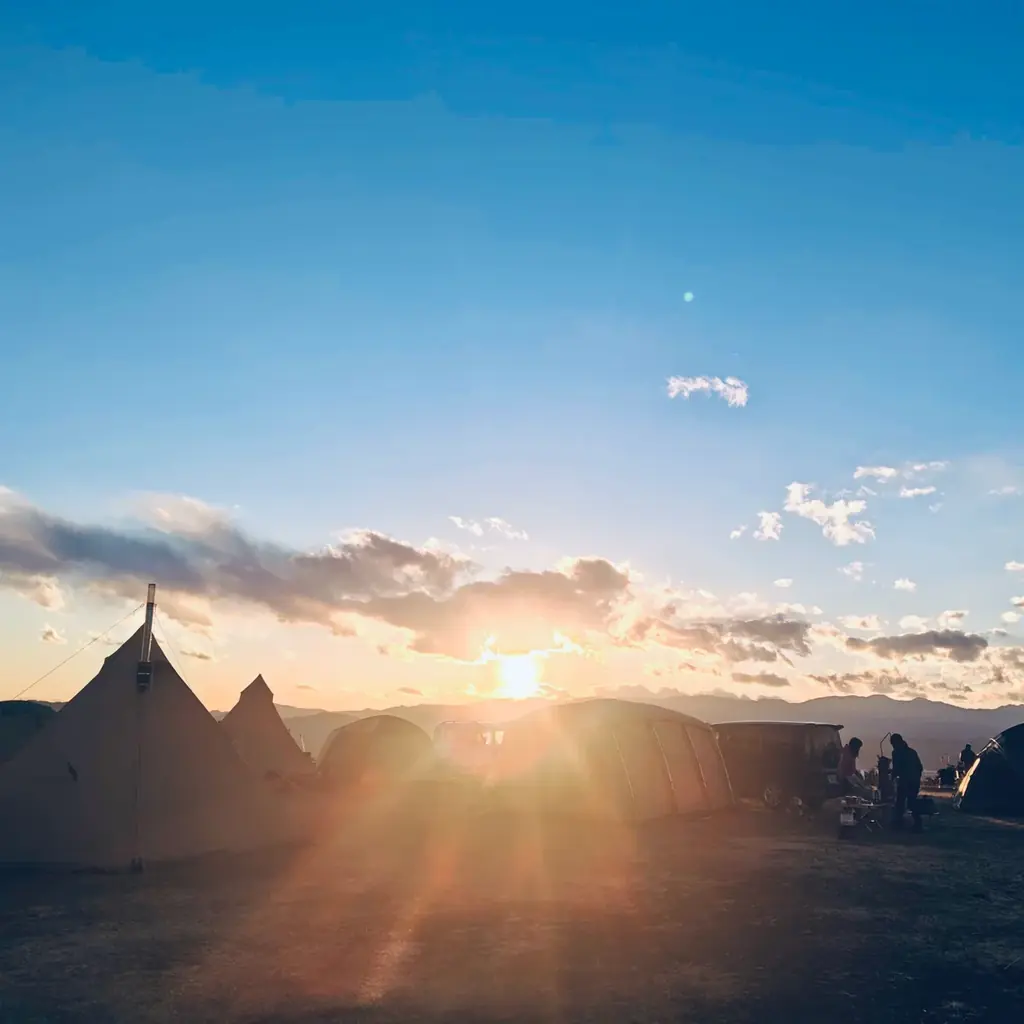 多摩川沿いに 泊まれる “野外映画館” が期間限定で登場!! アウトドア体験型劇場「URBAN CAMP & CINEMA」開催決定！ 画像 4