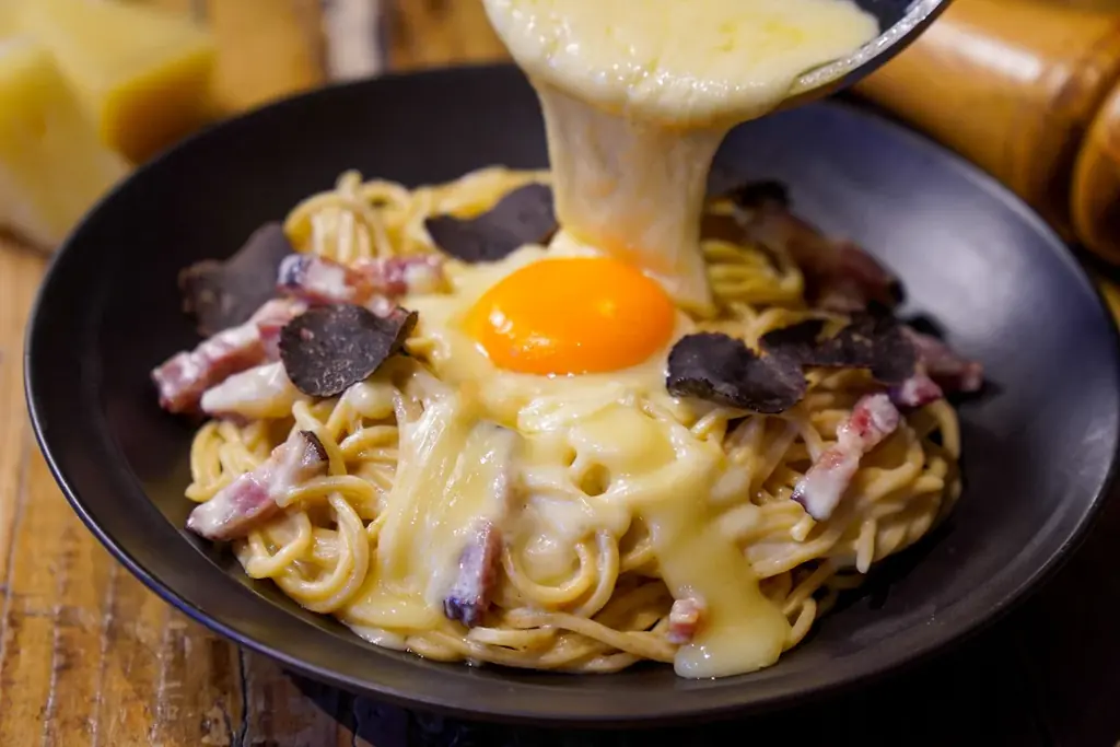 炎のカルボナーラにラクレットチーズを豪快に。チーズに溺れる「禁断のカルボナーラ」登場【恵比寿CheeseTavernCASCINA 】 画像 1