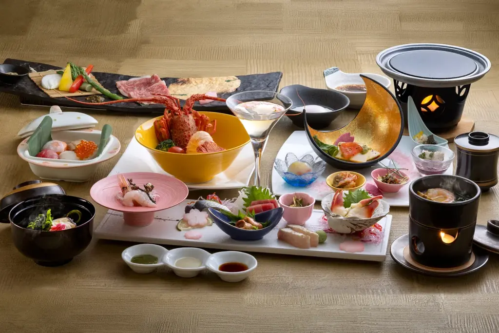 【札幌・定山渓温泉　章月グランドホテル】春の金の月は「イセエビのポワレ」道産バター香る白いブイヤベース仕立てを 画像 1