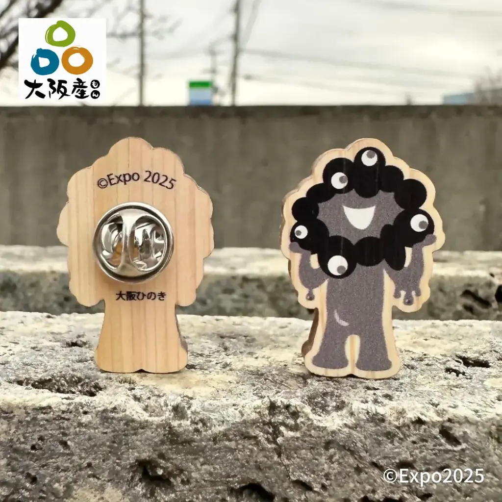 万博公式キャラクターに新デザイン登場！「黒ミャクミャク木製バッチ」発売。完売していたミャクミャク木製バッチも再販。 画像 2