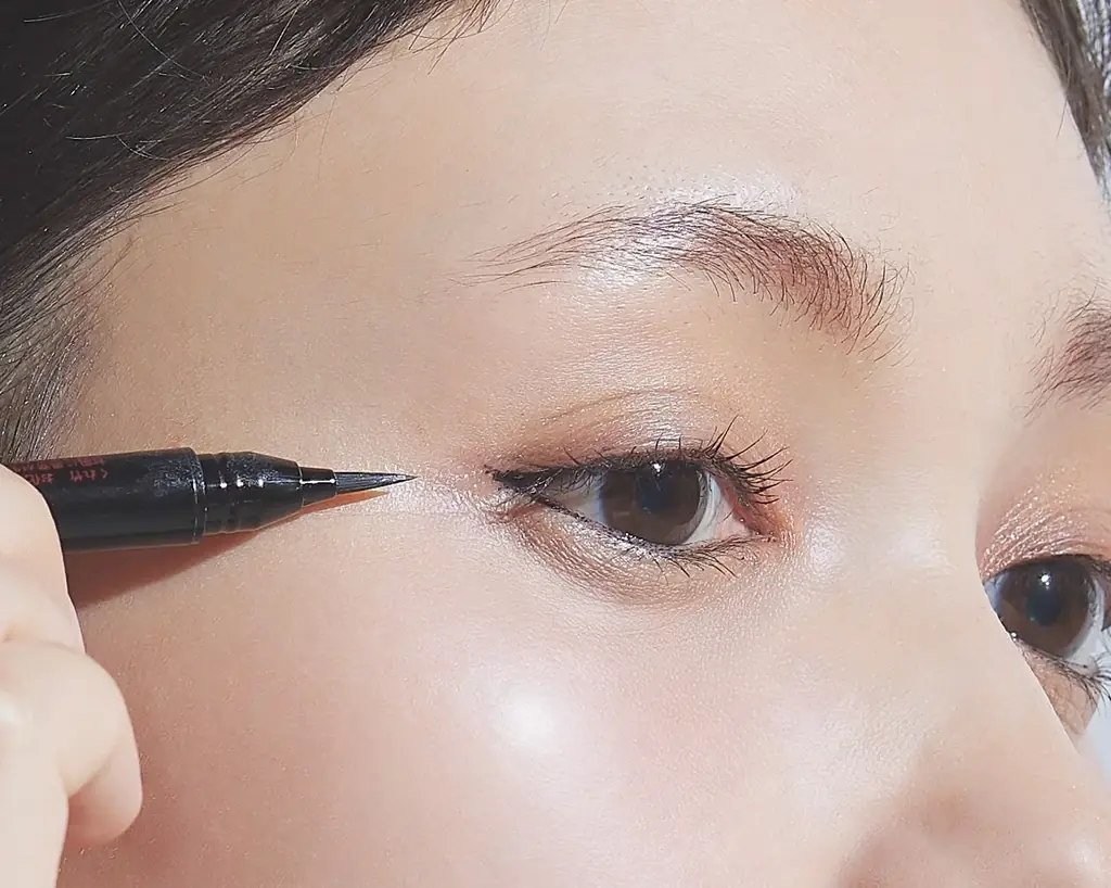 【数量限定】創業120年の筆ぺんメーカーが本気で作ったアイライナー「くれ竹 お化粧ふでぺん 目元用」から、シリーズ初の 【ラメアイライナー】が新発売！ 画像 7