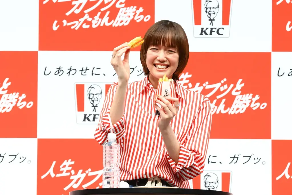 「KFC : THE NEXT CHAPTER‐新生KFC事業戦略＆新アンバサダー発表会‐」佐藤栞里さんが新ブランドアンバサダーに就任し、新CMをお披露目！特別ゲスト・レインボーと「ガブッと」対決！ 画像 3