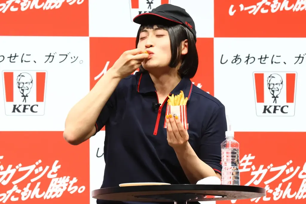 「KFC : THE NEXT CHAPTER‐新生KFC事業戦略＆新アンバサダー発表会‐」佐藤栞里さんが新ブランドアンバサダーに就任し、新CMをお披露目！特別ゲスト・レインボーと「ガブッと」対決！ 画像 4