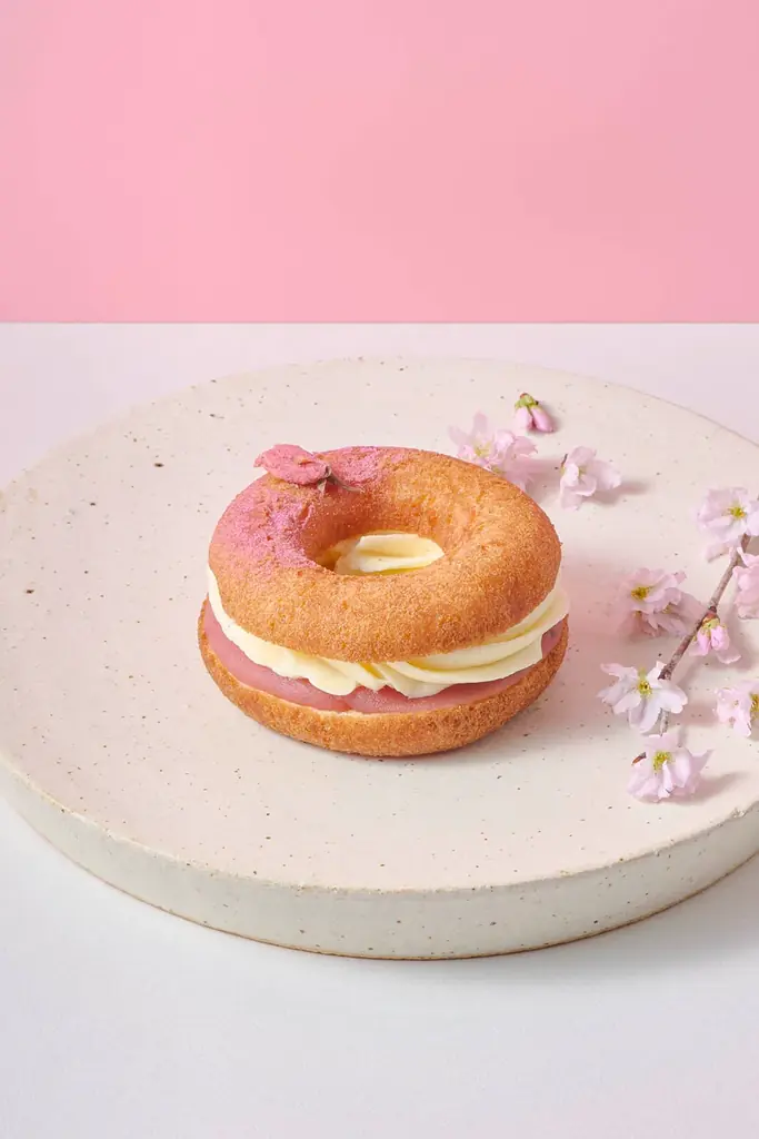 【koe donuts】春のひとときを楽しむ季節限定ドーナツ・「桜」「苺」「抹茶」と爽やかなチーズクリームが彩る旬の味わい 画像 2