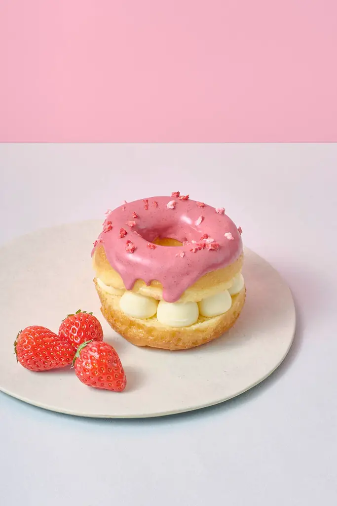【koe donuts】春のひとときを楽しむ季節限定ドーナツ・「桜」「苺」「抹茶」と爽やかなチーズクリームが彩る旬の味わい 画像 3