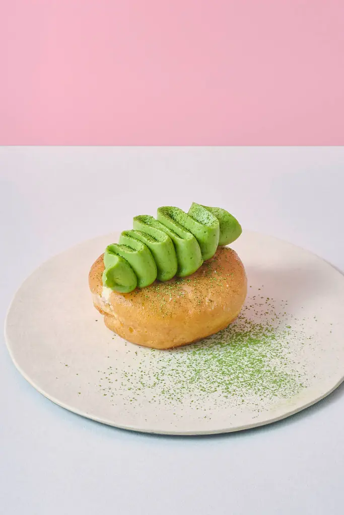 【koe donuts】春のひとときを楽しむ季節限定ドーナツ・「桜」「苺」「抹茶」と爽やかなチーズクリームが彩る旬の味わい 画像 4