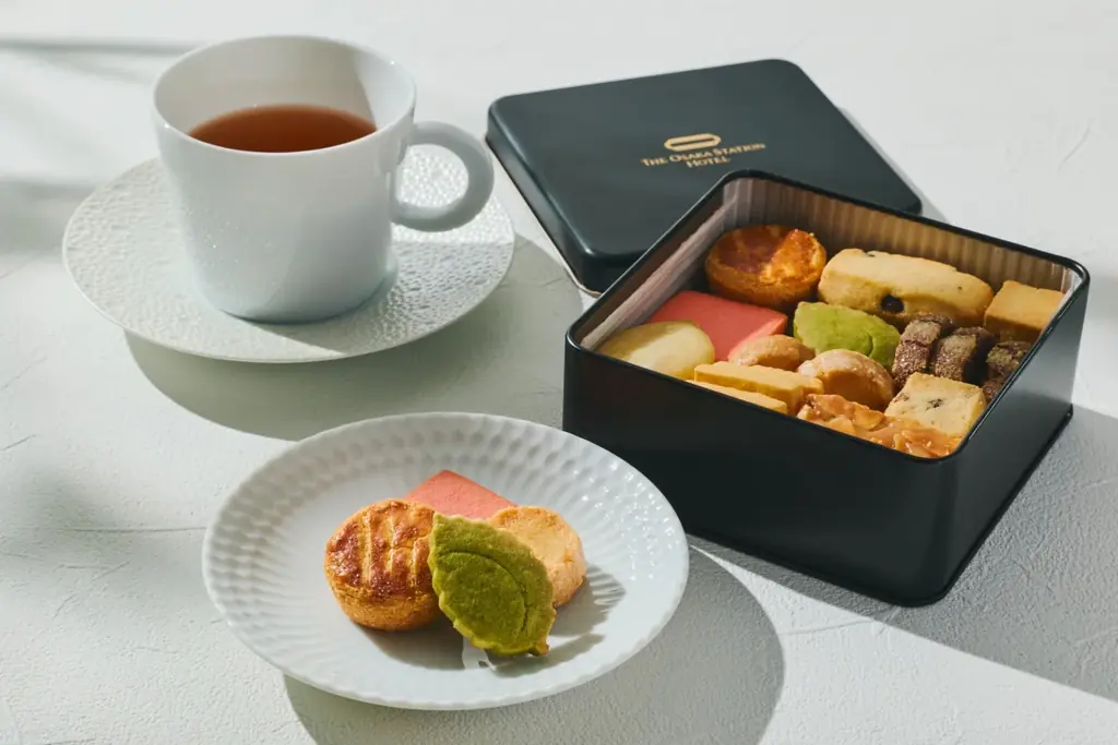 大阪ステーションホテルの新ギフト、クッキー缶とビーフカレー