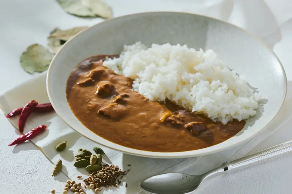 【大阪ステーションホテル、オートグラフ コレクション】美味しさを届ける新ギフトがオンラインショップに登場　10種の味わいを楽しめるクッキー缶とルームサービスで誕生したオリジナルビーフカレーを発売 画像 2