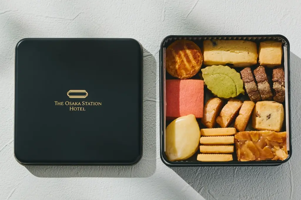 【大阪ステーションホテル、オートグラフ コレクション】美味しさを届ける新ギフトがオンラインショップに登場　10種の味わいを楽しめるクッキー缶とルームサービスで誕生したオリジナルビーフカレーを発売 画像 6