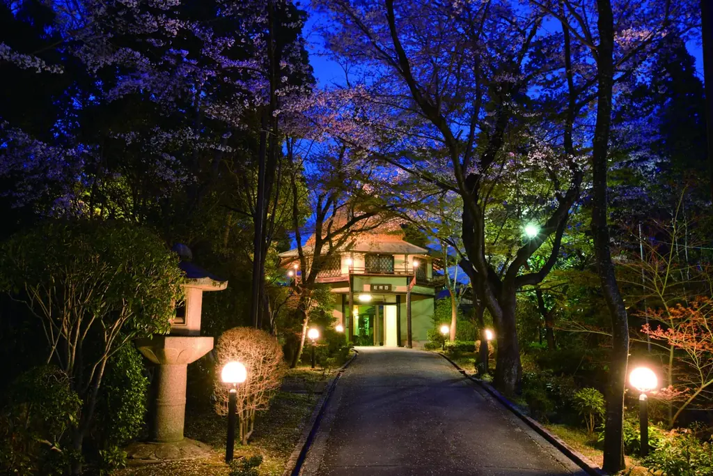 【奈良・料亭百楽荘】一万坪の庭園を4月1日・5日に特別公開。夜桜散策や大広間で味わう限定「於華見辨當（おはなみべんとう）」で春のおもてなし。前売制のお食事券は、オンラインショップで3月10日から販売。 画像 4