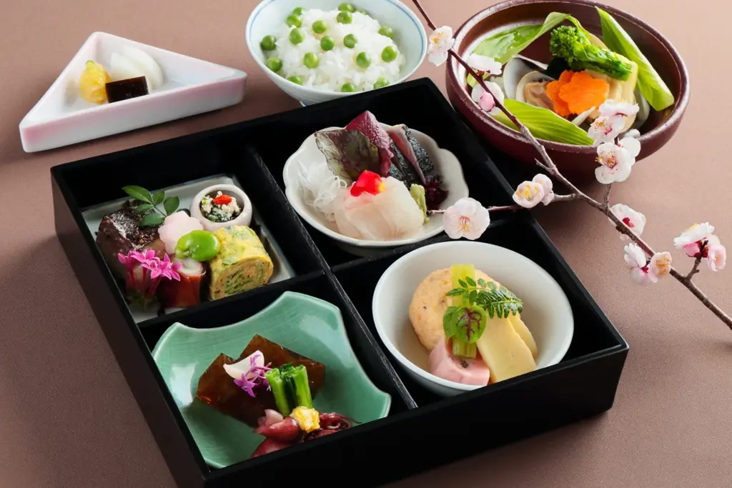 【奈良・料亭百楽荘】一万坪の庭園を4月1日・5日に特別公開。夜桜散策や大広間で味わう限定「於華見辨當（おはなみべんとう）」で春のおもてなし。前売制のお食事券は、オンラインショップで3月10日から販売。 画像 5