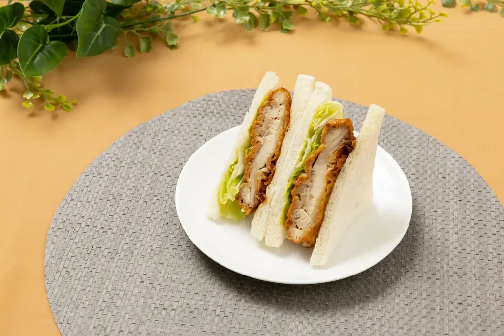 ジャンキーなボリューム系サンドイッチ「ガツンとガリチキサンド」が登場！にんにく醤油の味わいが食欲をそそる新商品！ 画像 2